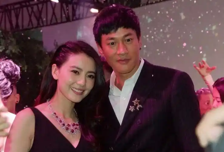 简介:高圆圆何润东亲密现身 热聊自拍感情好,分享一组何润东图片给