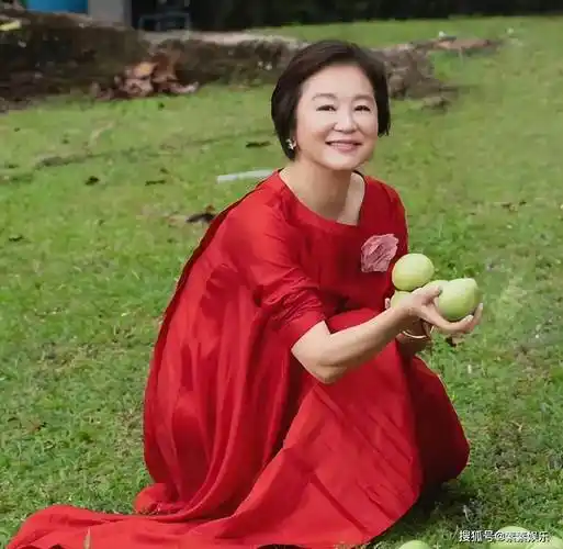 69岁林青霞被偶遇,素颜状态显衰老,主动握手亲和力非常好