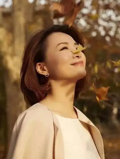 47岁董卿终于露面录2021贺岁视频央视一姐霸气出场太绝美