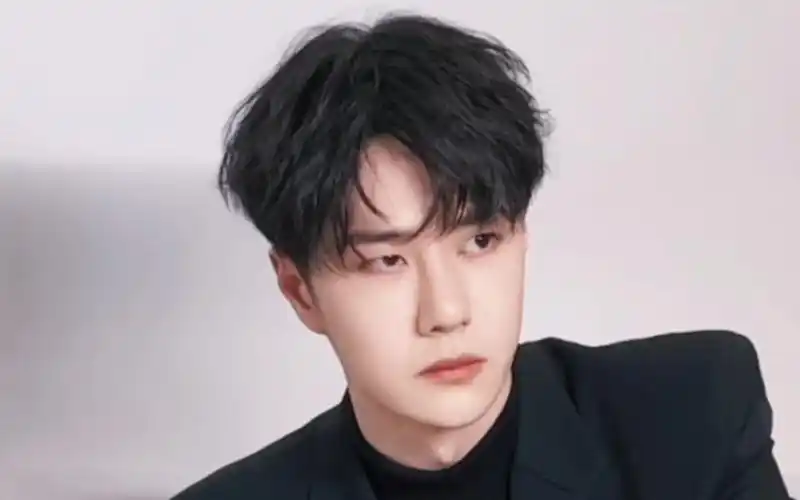 『王一博』小奥抖音最新更新!这次不是库存,新造型的啵啵!