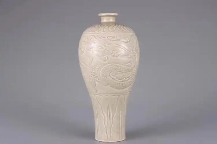 定窑剔刻龙纹梅瓶 高30.5cm 肚径14cm 口径4.5cm