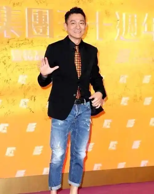 被刘德华惊艳到了,发型短裤比年轻人更有品位,风采不减当年_时尚_社会