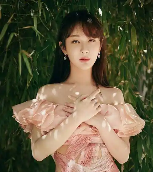 杨紫礼服名场面,黄色亮眼,白色优雅,最近的礼服一套比一套好看_时尚