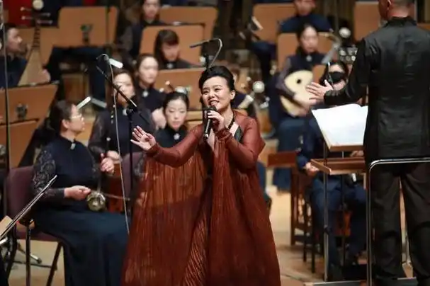 近日,歌唱家龚琳娜在北京演出时晒出了与两个儿子的合影,两个儿子都是