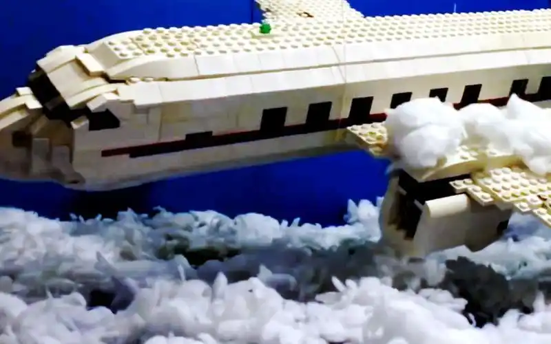 【定格动画】用乐高虚构一段客机空难,主角坠机后奇迹生还,在面对残骸