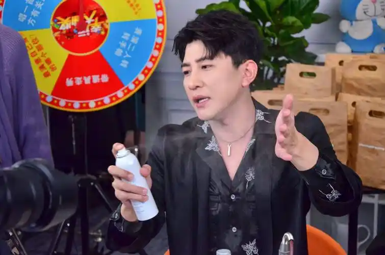 当明星直播间不再稀缺,经济效益仍在,可持续性减弱丨专家观点_和林