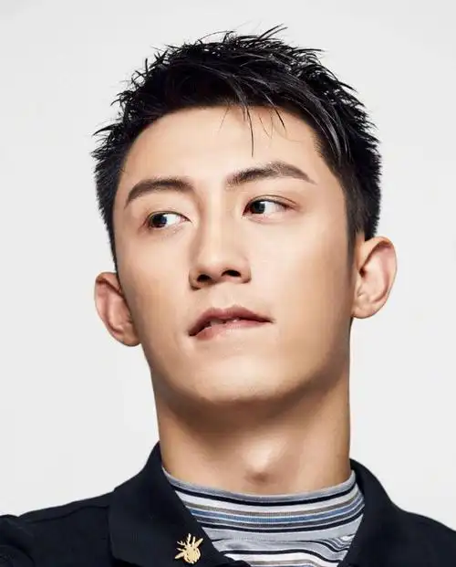 黄景瑜个人简介:黄景瑜,1992年112月30日在辽宁省丹东市出生,因参加