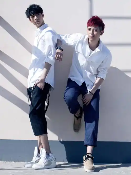 在相亲节目牵手过李一桐,现还参加《追光吧哥哥》_符龙飞_组合_合作