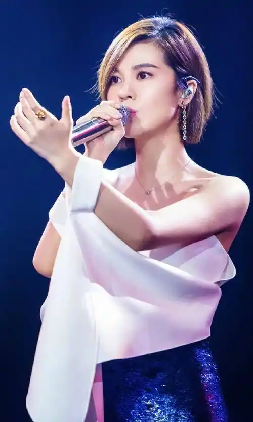 郁可唯终极补位歌手实力诠释人美歌甜,细长直美腿引网友热议_锁骨