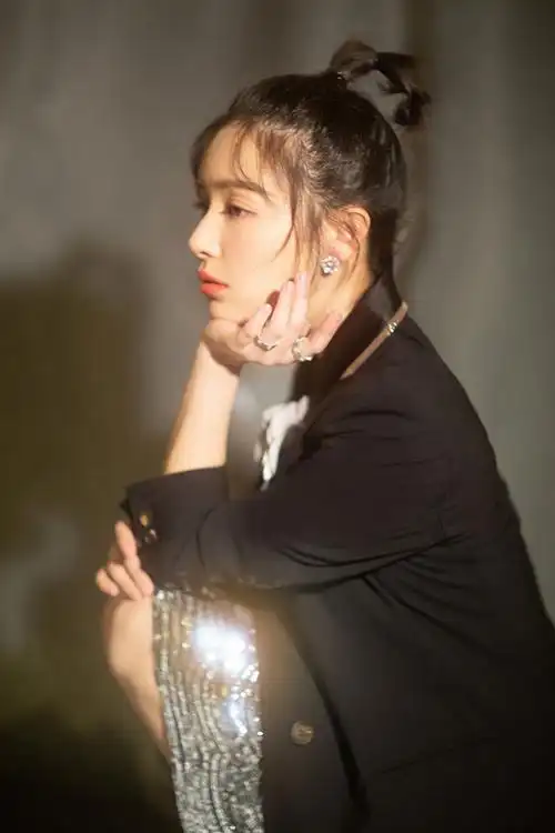 阚清子亮相时尚盛典 获封年度活力女艺人