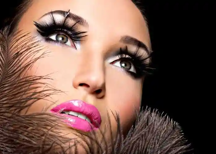 白色背景下画着浓妆的女人