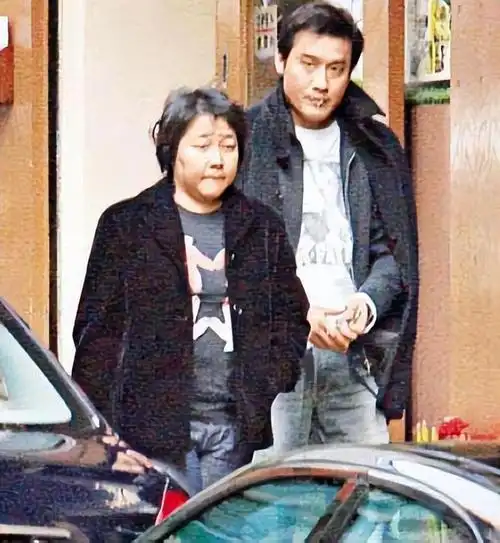 转眼间,梁家辉和江嘉年结婚20周年了,看着丈夫为了10年一次的"婚礼"忙