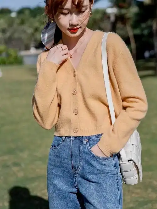 颜色上有三种颜色可选,但长度我觉得更适合小个子穿着,底下搭配高腰