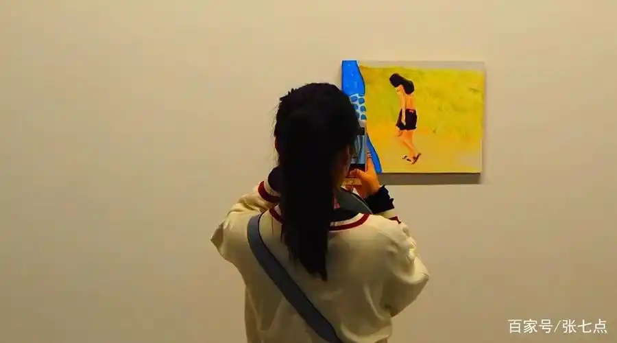 镜头:观展人的背影