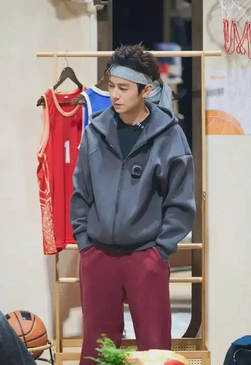 50岁何炅赢麻了!