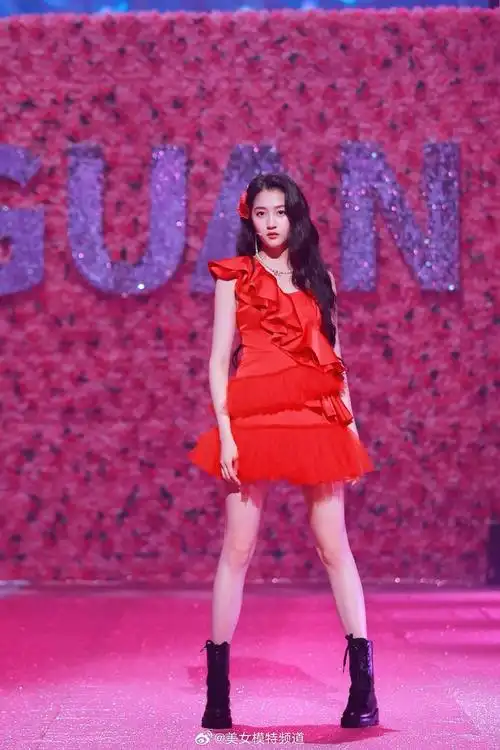 关晓彤黑色吊带短裙冷艳酷女孩