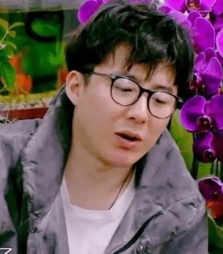 刘宇宁生图暴露真实颜值,身材发福,皮肤粗糙,与精修图判若两人