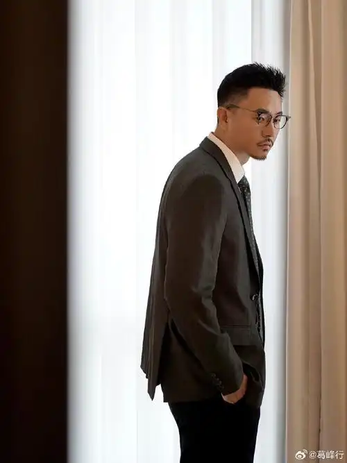 40岁大叔周末的一天西装客超话型男帅哥窝超话#正装##西装