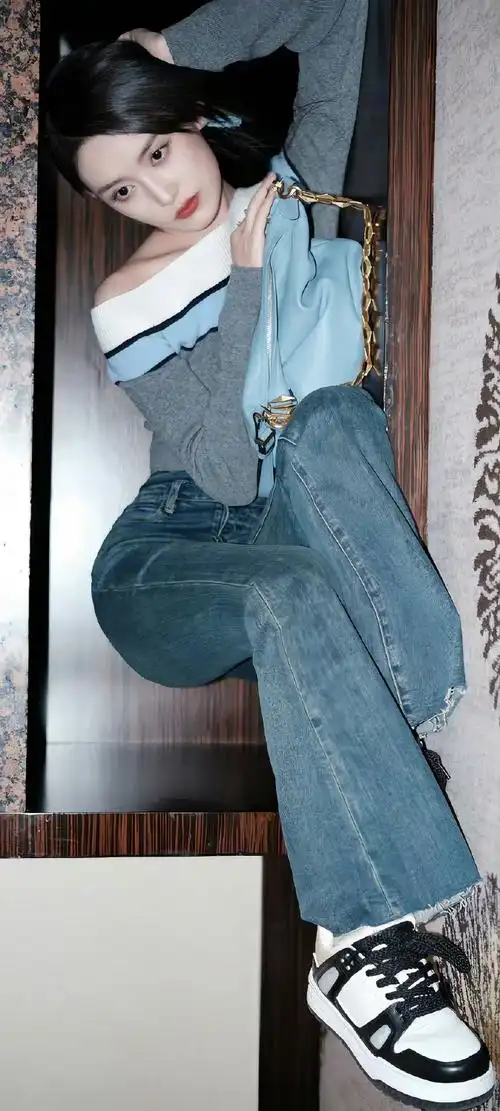 蒋依依紧身牛仔裤穿搭