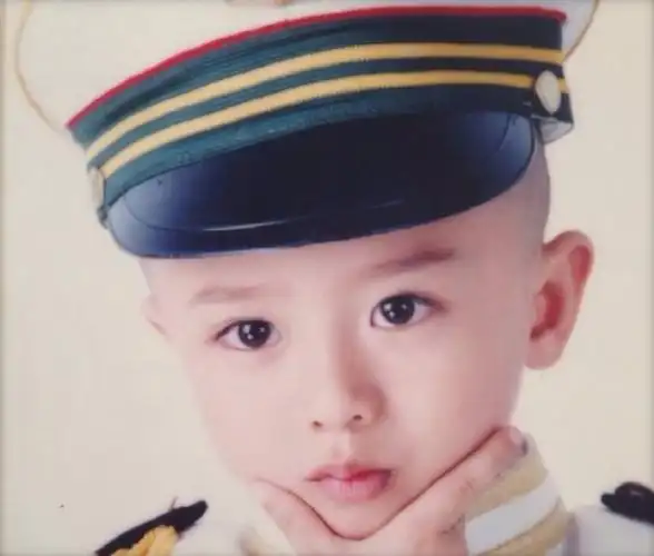 见过最惊艳的童年照#从小帅到大的坤子哥@蔡徐坤