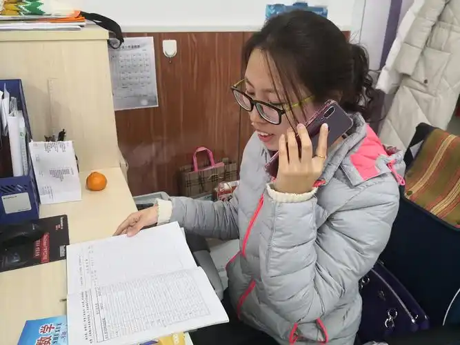 二年级班主任王老师正在与未到校学生取得联系,确保学生安全,做到无