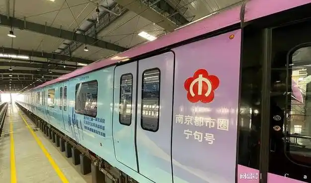 女子南京地铁车厢内喝水被开罚单引发公众和网友热议