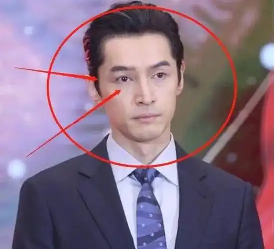 胡歌婚后的现状苍白疲态显露裤管空旷他的眼神失去了光芒