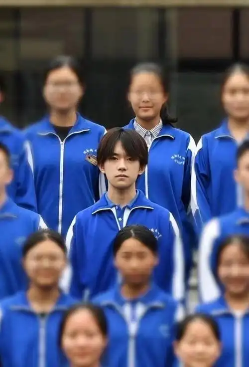 网友晒出易烊千玺高中毕业照,头发中分表情严肃,颜值帅爆