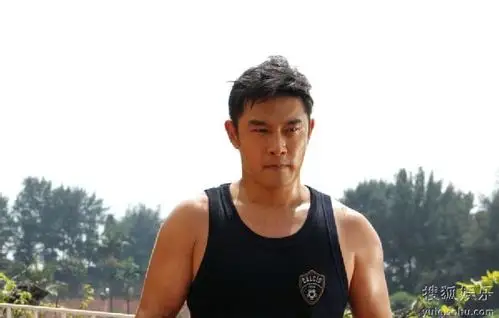 黄维德新戏秀健美肌肉 苦练拳击展现硬汉魅力