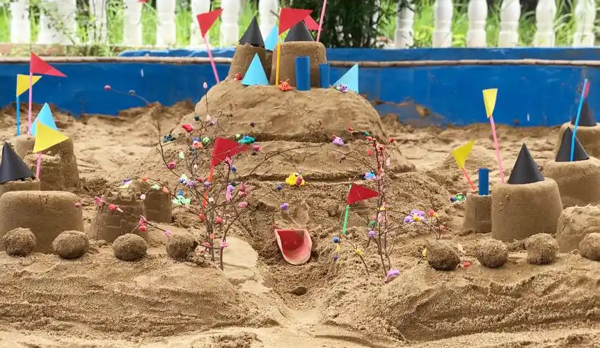 城堡搭建三重奏～～～～小二班玩沙记