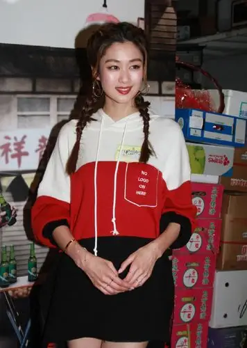 tvb岑丽香清纯可人打扮出席新剧宣传 麻花辫造型充满少女感!