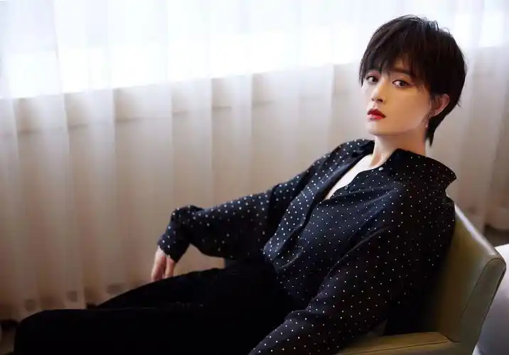 蒋欣剪了短发再穿一身黑色调look又酷又美