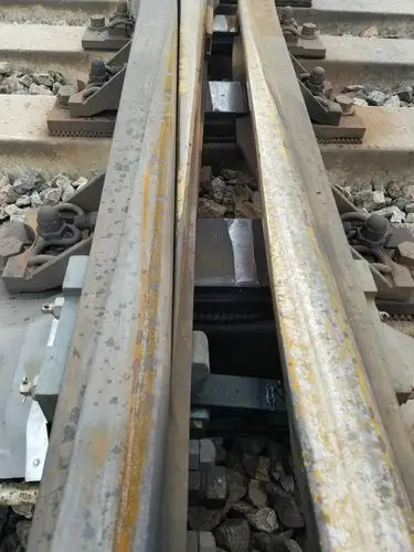 问题3:芯轨反位侧芯轨与翼轨间缝隙大,容易造成道岔密贴变化,影响锁口