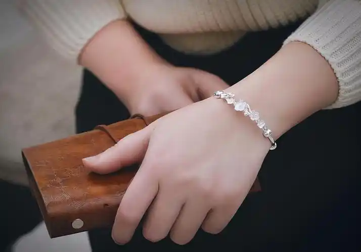 医生终于说出实情(女生手镯戴左手还是右手好) 第5张