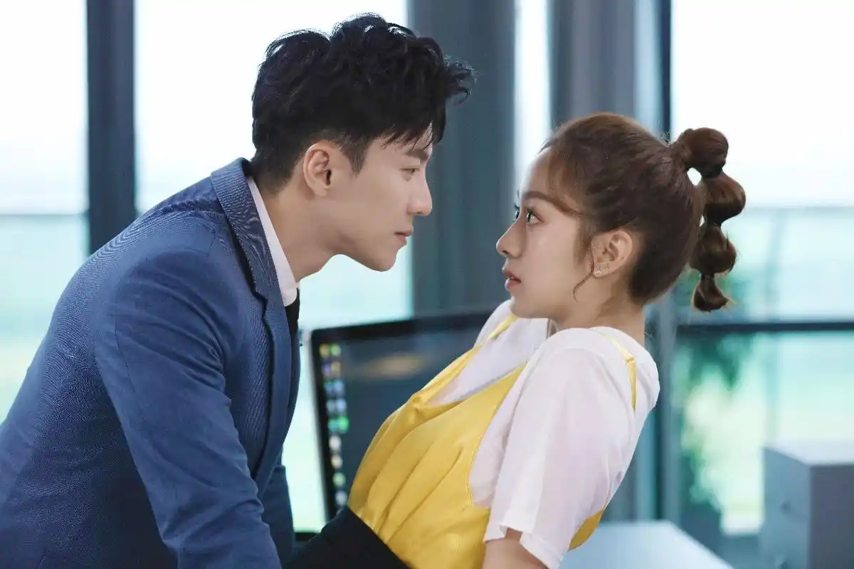 王冠逸《楼下女友请签收》公开恋情 甜蜜恋爱狗粮撒不停