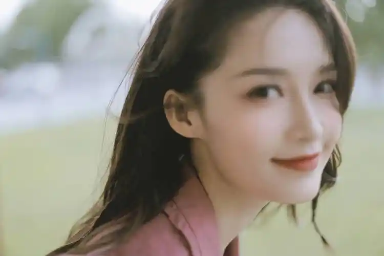 李沁晒夏日旋转木马写真 童趣温柔好似童话公主