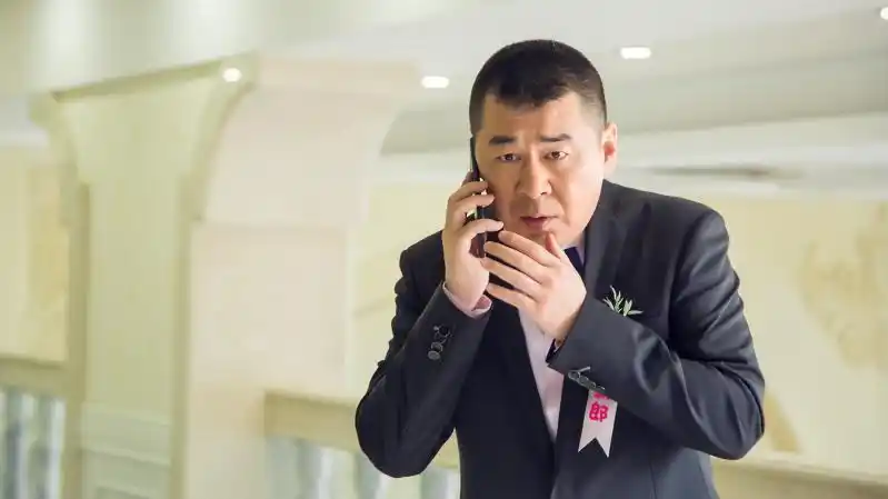 沉淀理解自我与世界由于剧中人物角色设置,陈建斌在剧中真实体会了一