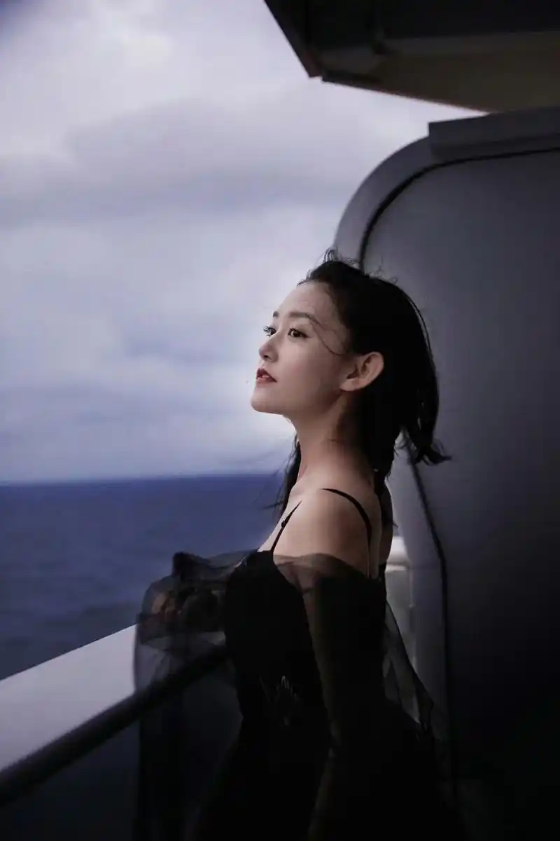 明星# #蒋依依#  蒋依依一袭黑色吊带纱裙,俏皮灵动.