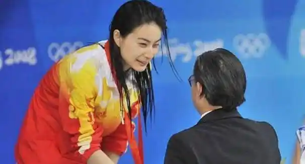 一九九三年被选进国家队的郭晶晶,与师姐伏明霞同成为于老师的学生,而