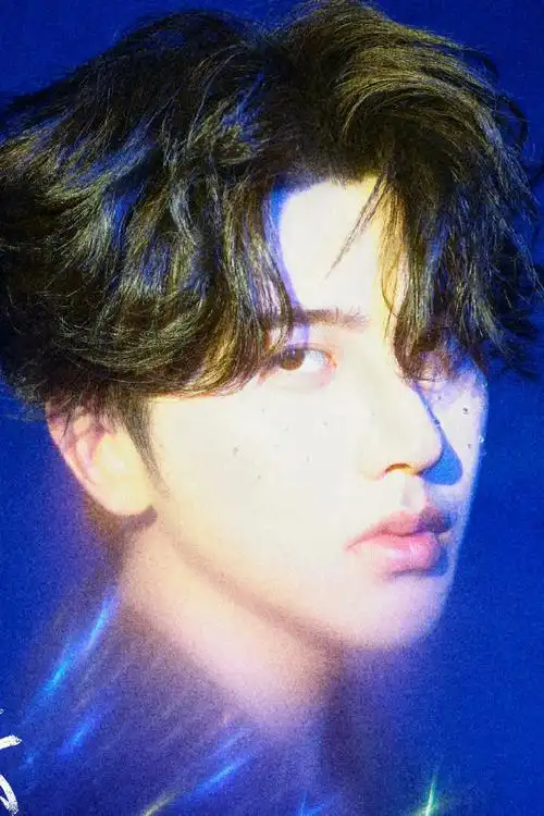 蔡徐坤发文说明天见##蔡徐坤卷毛带钻造型