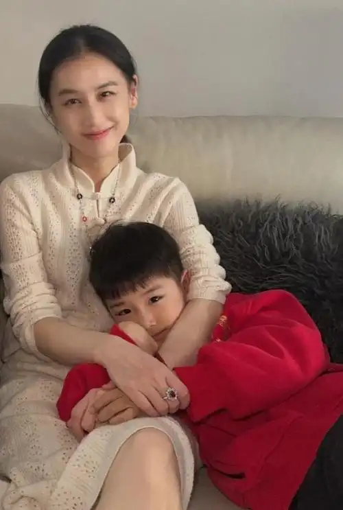 杨子一家四口豪宅过节,黄圣依贴心为老公系围裙,大儿子很拘谨?