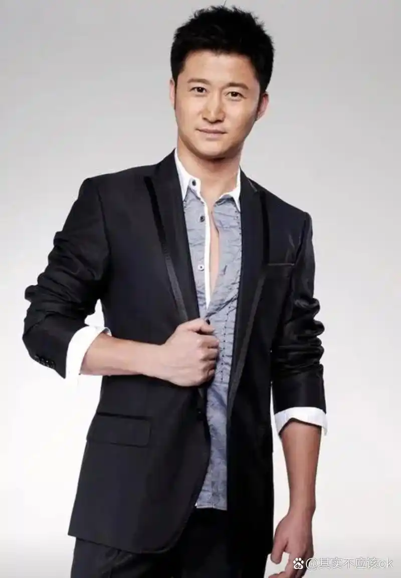 1,郭京飞老婆现在没有完全退居家庭主妇,而是在做舞台剧导演.