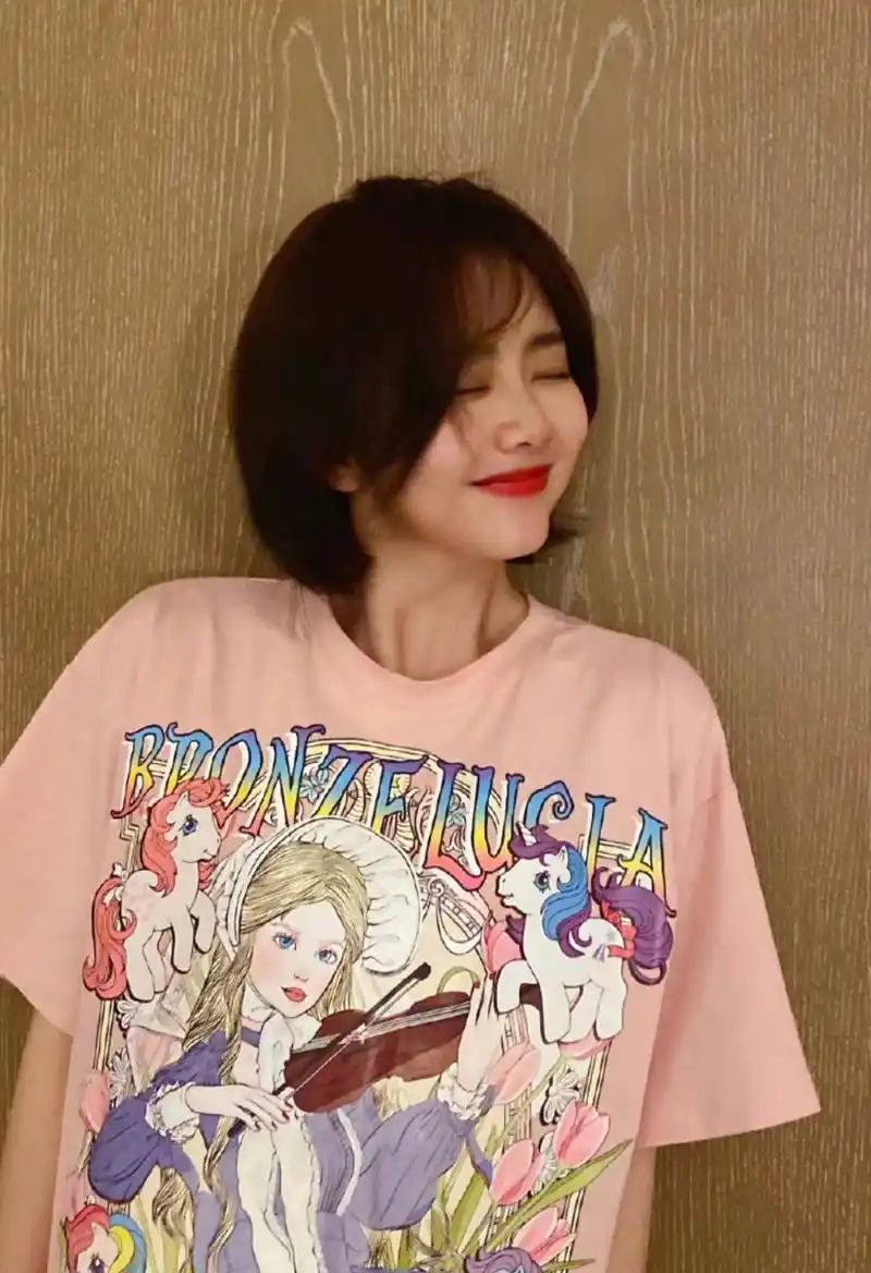 谭松韵晒日常自拍好甜,粉色t恤前面印满了一整面的卡通图案,那么明显