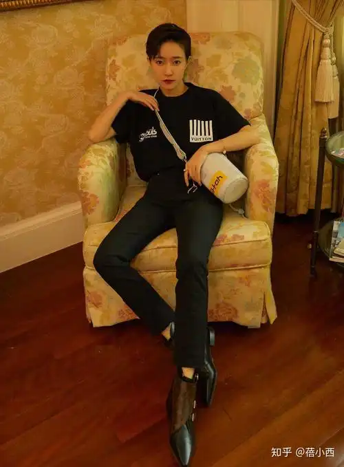 焦俊艳从不追求"奢华",穿黄色外套配牛仔裤,素颜真像大学生