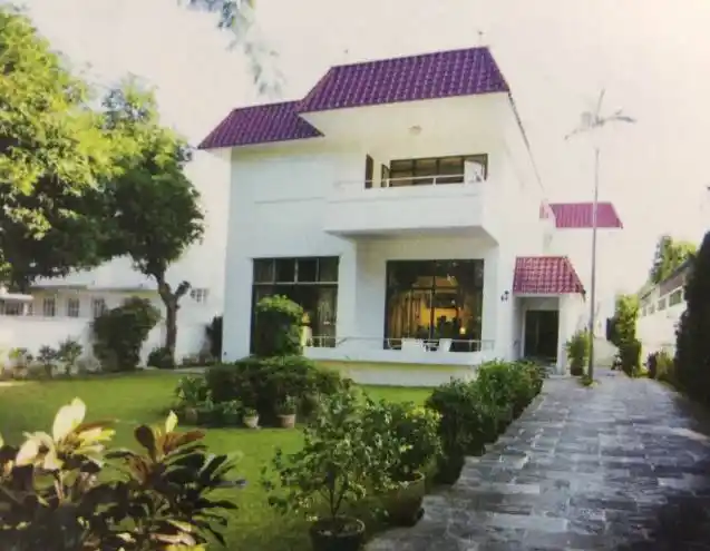 为了让助学事业得以继续,他不仅卖掉一座写字楼,还贱卖了他的别墅