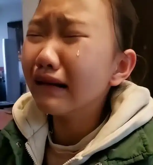 而小女孩听到自己的请求被妈妈拒绝,加上身体上的难受,哭得也是更加