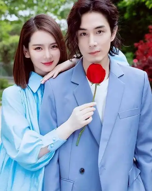 9月8日是戚薇和老公李承铉结婚八周年的日子,两人的庆祝语很有意思.