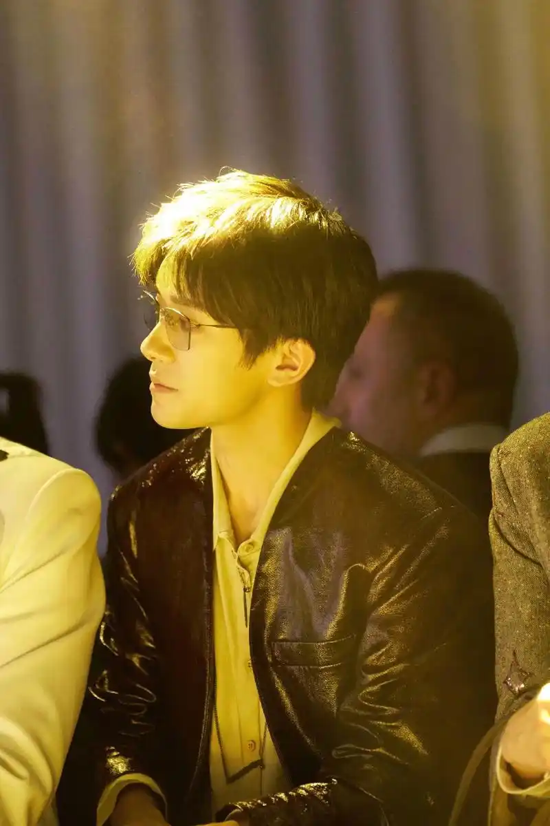 大晚上给我帅的睡不着#易烊千玺 #眼镜杀 - 抖音