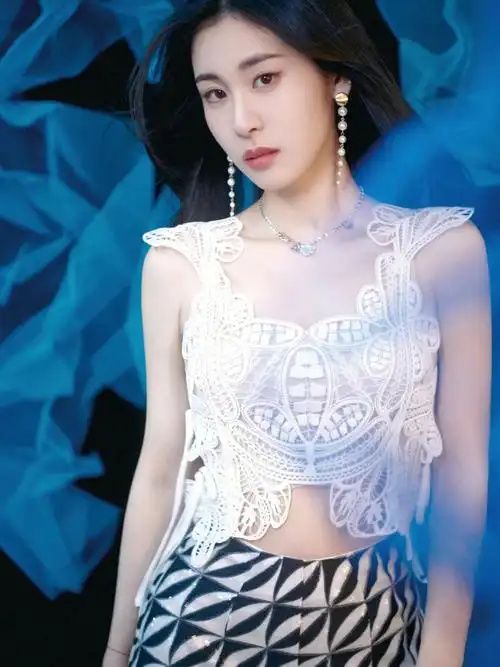 明星穿搭|歌手@张碧晨 in #self-portrait 白色镂空蕾丝上衣