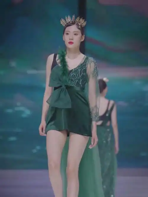 高颜值美女比基尼走秀,如此造型搭配泳装,还想再看一遍